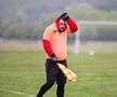"Frig rău! Mi-a înghetat capul". Chiar și arbitrii au avut probleme, echipați cu mănuși de iarnă FOTO: Raed Krishan