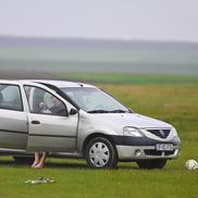 În lipsa vestiarelor, fotbaliștii de L5 se schimbă în mașină FOTO: Raed Krishan
