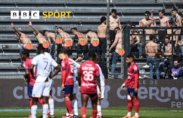 Scene incredibile în Ligue 1 » Fanii lui Angers și-au dat pantalonii jos la penalty
