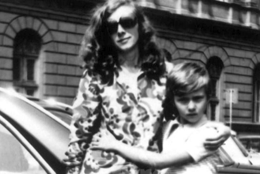 MM Stoica, în fotografia de arhivă cu mama sa / Sursă: GSP