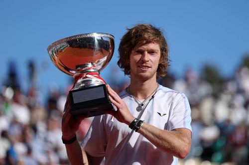 Andrey Rublev cu trofeul de campion Masters 1000 de la Monte Carlo Foto Imago