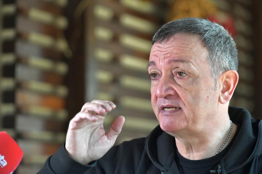 Fostul mijlocaș Neluțu Mandoca are un cufăr plin de povești FOTO Cristi Preda Un fost jucător al Brașovului îl pune la colț pe primarul Allen Coliban: „E doar o caterincă! S-a agățat politic, în rest nu se pricepe”