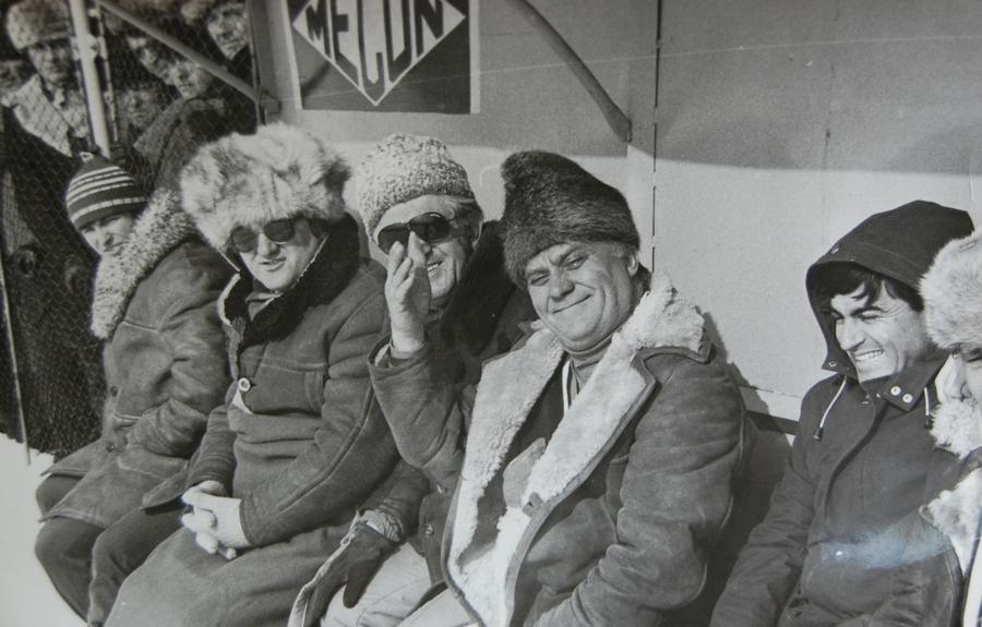 Dumitru Dragomir cu căciulă imensă de blană, unul dintre președinții Brașovului în anii '80 FOTO Arhivă personală Povești de colecție cu Ioan Mandoca, „stângaciul” de legendă al Brașovului » Cartușele de țigări, vameșii bețivi, sacii cu bani și 3 blaturi deconspirate!