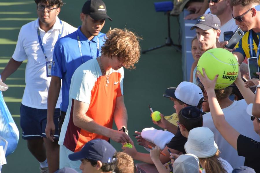 Andrey Rublev semnând autografe anul trecut la US Open Foto Norland D. Cruz Antrenorul lui Andrey Rublev e uimit: „Face lucruri pe care rareori le-am văzut în viața mea”
