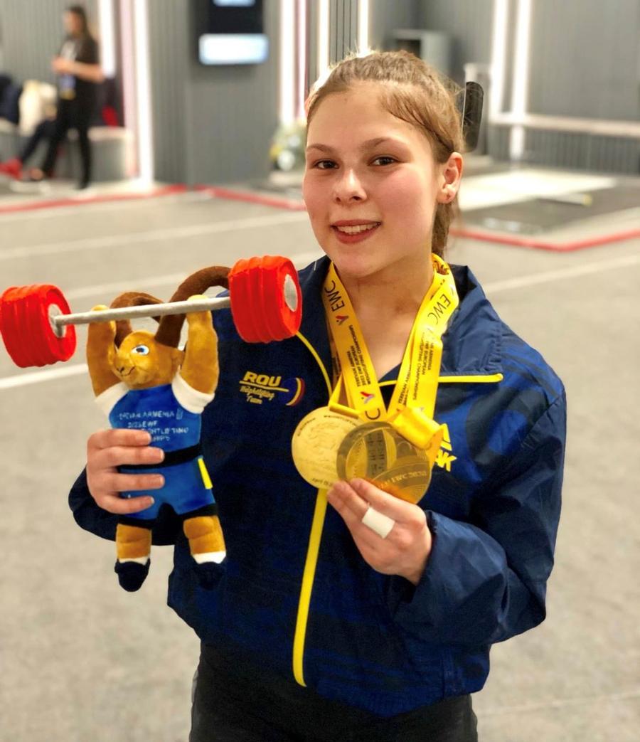 Andreea Cotruța cu cele trei medalii de aur și mascota competiției Foto Facebook FR Haltere „Am văzut îngeri, apoi am căzut” » Andreea Cotruța a leșinat, dar a câștigat 3 medalii de aur la Campionatele Europene!