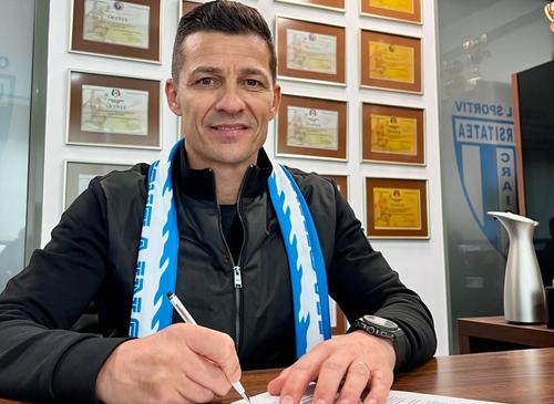 Costel Gâlcă, la semnarea contractului cu Universitatea Craiova / Foto: Facebook Universitatea Craiova