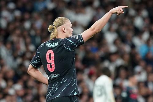 Părul prins cu elasticul favorit nu-i creează probleme lui Haaland în timpul meciurilor sau la antrenament / Foto: Imago