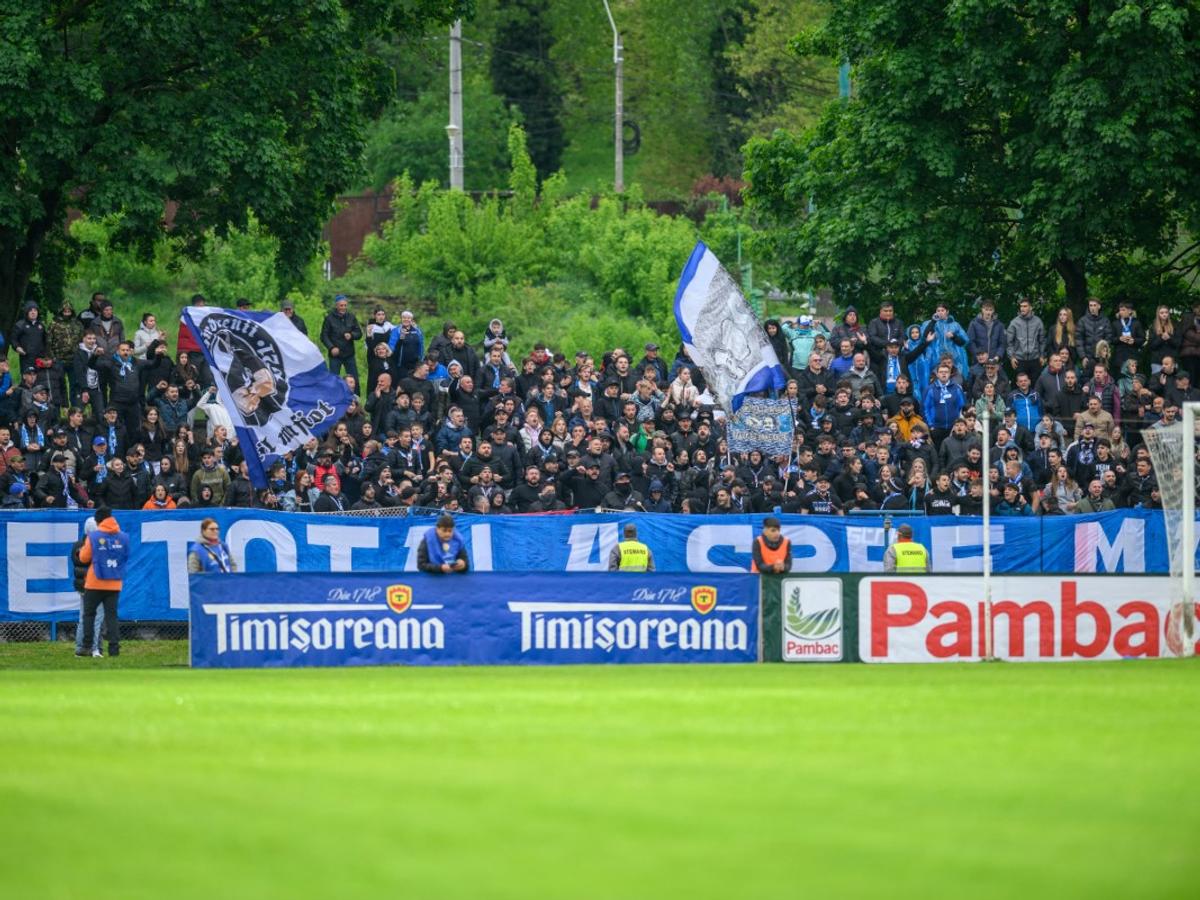 „Noua generație de aur este aici!” » Jucătorii lui Maxim au repetat poza virală, de data asta pe teren: pătrățele și pe tricouri, și pe abdomen!