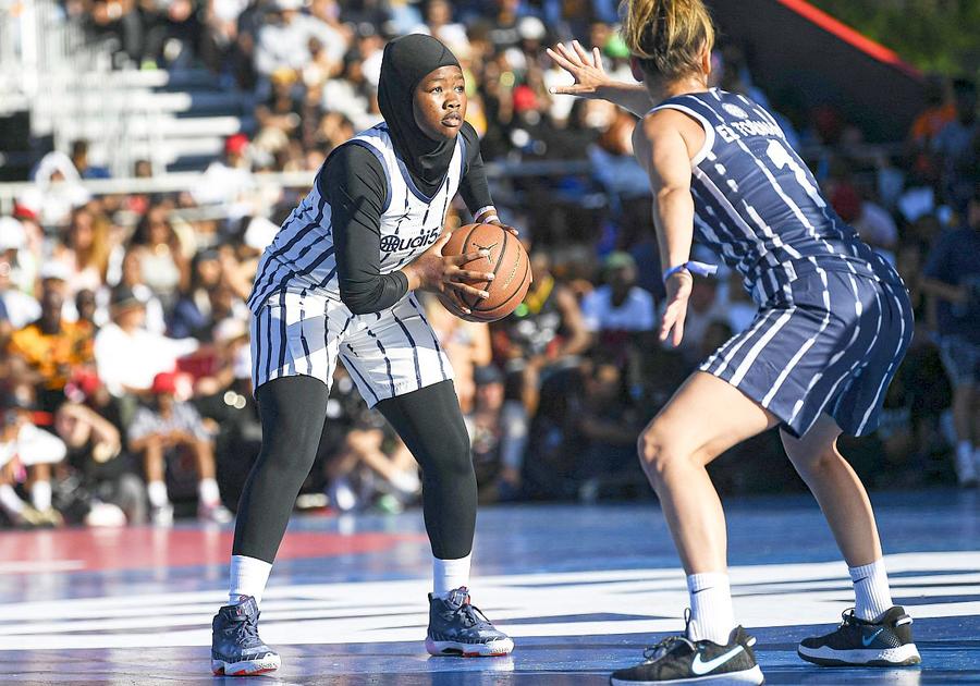 O sportivă din SUA, care poartă un hijab, foto: Guliver/gettyimages Furie în Franța! Sportivele musulmane din Hexagon nu au voie să poarte hijab la JO, spre deosebire de cele care reprezintă alte țări: „E islamofobie și discriminare sexuală”