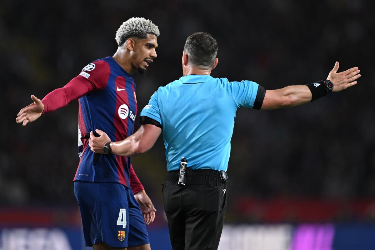Gestul acuzator pe care l-a făcut Araujo după ce a fost eliminat de Istvan Kovacs. Sud-americanii au lămurit ce înseamnă
