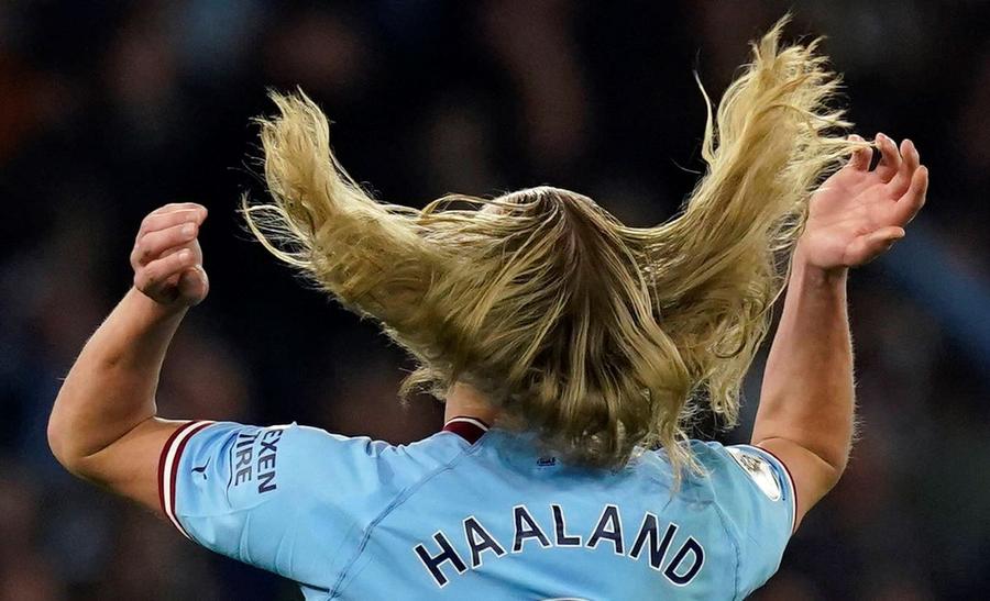La sfârșitul meciurilor, Erling Haaland își lasă pletele blonde în vânt / Foto: GettyImages Investiție incredibilă făcută de Erling Haaland! Unde a putut să-și cumpere acțiuni golgheterul norvegian