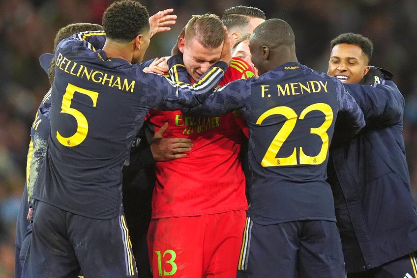 Andriy Lunin, felicitat de coechipieri pentru prestația de gală din Anglia / Sursă foto: Imago Images