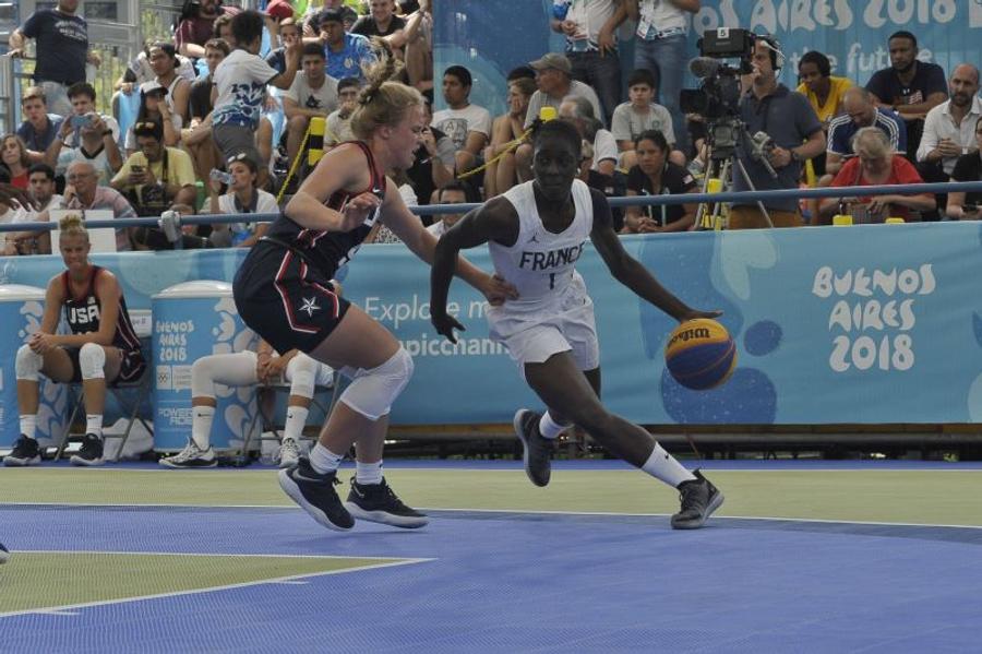Diaba Konate (la mine), reprezentând Franța fără hijab pe cap Foto: Imago Furie în Franța! Sportivele musulmane din Hexagon nu au voie să poarte hijab la JO, spre deosebire de cele care reprezintă alte țări: „E islamofobie și discriminare sexuală”
