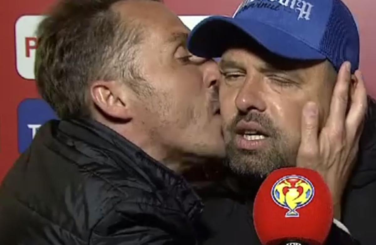 „Noua generație de aur este aici!” » Jucătorii lui Maxim au repetat poza virală, de data asta pe teren: pătrățele și pe tricouri, și pe abdomen!