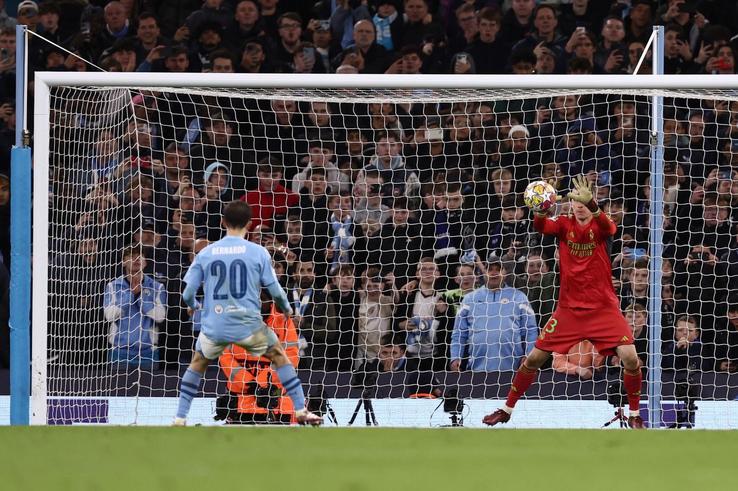 Bernardo Silva și-a bătut joc de execuția de la loviturile de departajare: pasă la portar, un fleac pentru Lunin. Foto: Guliver/GettyImages