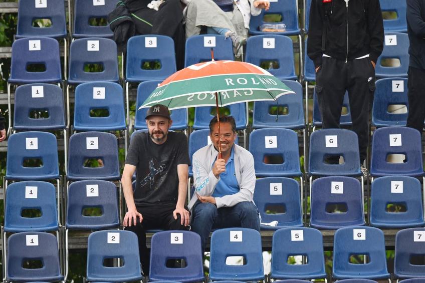 Ploaie și spectatori cu umbrele - ziua a patra Țiriac Open Foto: Raed Krishan