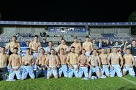 „Noua generație de aur este aici!” » Jucătorii lui Maxim au repetat poza virală, de data asta pe teren: pătrățele și pe tricouri, și pe abdomen!