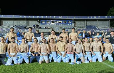 „Noua generație de aur este aici!” » Jucătorii lui Maxim au repetat poza virală, de data asta pe teren: pătrățele și pe tricouri, și pe abdomen!