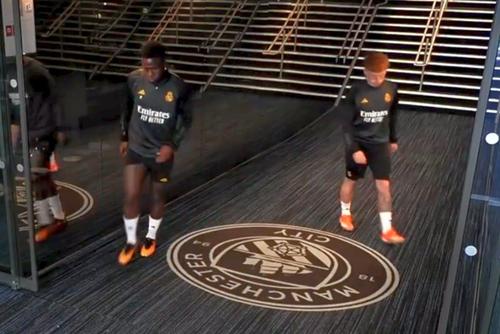 Fotbaliștii celor de la Real Madrid au făcut un gest care poate fi interpretat drept unul de respect față de rivali înaintea returului cu Manchester City, din „sferturile” Ligii Campionilor.