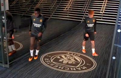 S-au vorbit? Gestul făcut de fotbaliștii lui Real Madrid când au văzut emblema lui City la ieșirea de la vestiare