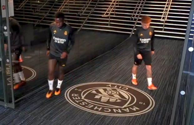 S-au vorbit? Gestul făcut de fotbaliștii lui Real Madrid când au văzut emblema lui City la ieșirea de la vestiare