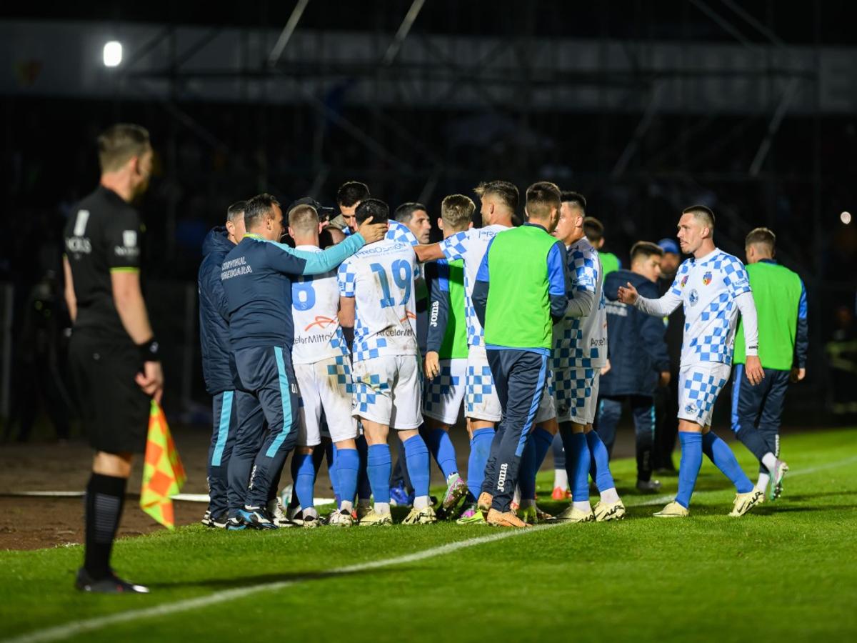 „Noua generație de aur este aici!” » Jucătorii lui Maxim au repetat poza virală, de data asta pe teren: pătrățele și pe tricouri, și pe abdomen!