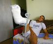 În vara lui 2008, la câteva zile după accidentare, o echipă a Gazetei l-a vizitat pe Monel Cârstoiu la Pitești. Înconjurat de familie, fotbalistul avea piciorul imobilizat, iar durerile nu-i dădeau pace / Sursă foto: Arhivă GSP
