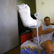 În vara lui 2008, la câteva zile după accidentare, o echipă a Gazetei l-a vizitat pe Monel Cârstoiu la Pitești. Înconjurat de familie, fotbalistul avea piciorul imobilizat, iar durerile nu-i dădeau pace / Sursă foto: Arhivă GSP