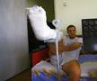 În vara lui 2008, la câteva zile după accidentare, o echipă a Gazetei l-a vizitat pe Monel Cârstoiu la Pitești. Înconjurat de familie, fotbalistul avea piciorul imobilizat, iar durerile nu-i dădeau pace / Sursă foto: Arhivă GSP