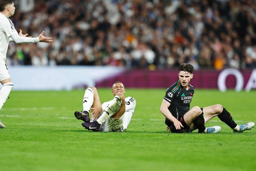Kylian Mbappe a suferit o entorsă la glezna dreaptă după un duel cu Declan Rice / Foto: Imago Arsenalul durerii! Sau când BMV≠BBC