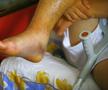 În vara lui 2008, la câteva zile după accidentare, o echipă a Gazetei l-a vizitat pe Monel Cârstoiu la Pitești. Înconjurat de familie, fotbalistul avea piciorul imobilizat, iar durerile nu-i dădeau pace / Sursă foto: Arhivă GSP