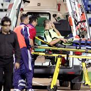 Urcat pe targă în ambulanță, imediat după accidentarea suferită la Târgu Jiu