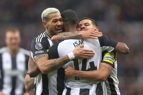 Joelinton și Bruno Guimaraes, sărbătorind golul lui Isak împotriva lui Crystal Palace/ foto: Guliver/GettyImages