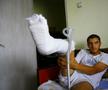 În vara lui 2008, la câteva zile după accidentare, o echipă a Gazetei l-a vizitat pe Monel Cârstoiu la Pitești. Înconjurat de familie, fotbalistul avea piciorul imobilizat, iar durerile nu-i dădeau pace / Sursă foto: Arhivă GSP
