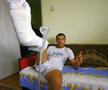 În vara lui 2008, la câteva zile după accidentare, o echipă a Gazetei l-a vizitat pe Monel Cârstoiu la Pitești. Înconjurat de familie, fotbalistul avea piciorul imobilizat, iar durerile nu-i dădeau pace / Sursă foto: Arhivă GSP