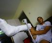 În vara lui 2008, la câteva zile după accidentare, o echipă a Gazetei l-a vizitat pe Monel Cârstoiu la Pitești. Înconjurat de familie, fotbalistul avea piciorul imobilizat, iar durerile nu-i dădeau pace / Sursă foto: Arhivă GSP