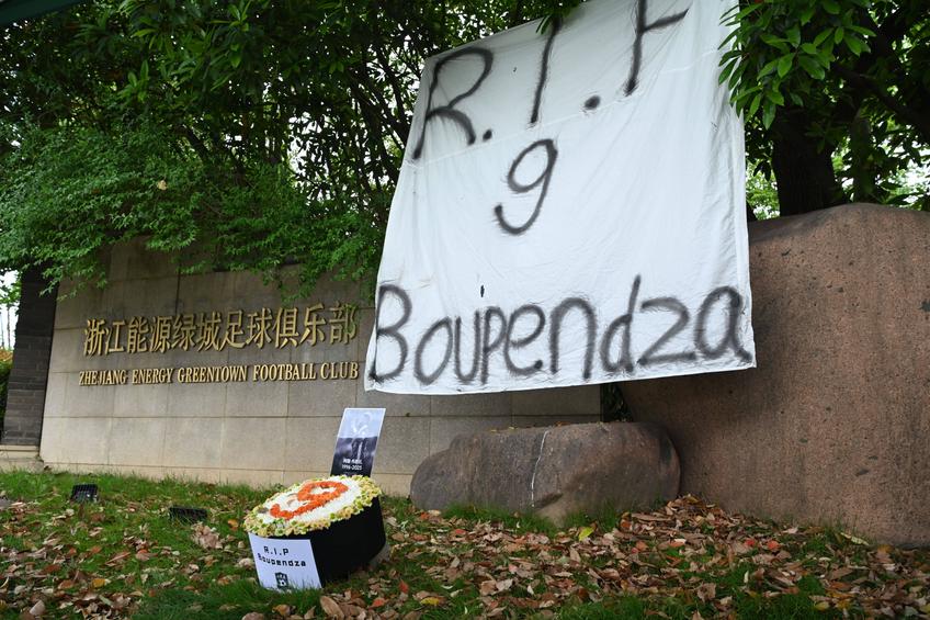 Decesul lui Aaron Boupendza e încă subiect de anchetă. Fanii lui Zhejiang în omagiază în China. Foto: Imago Images