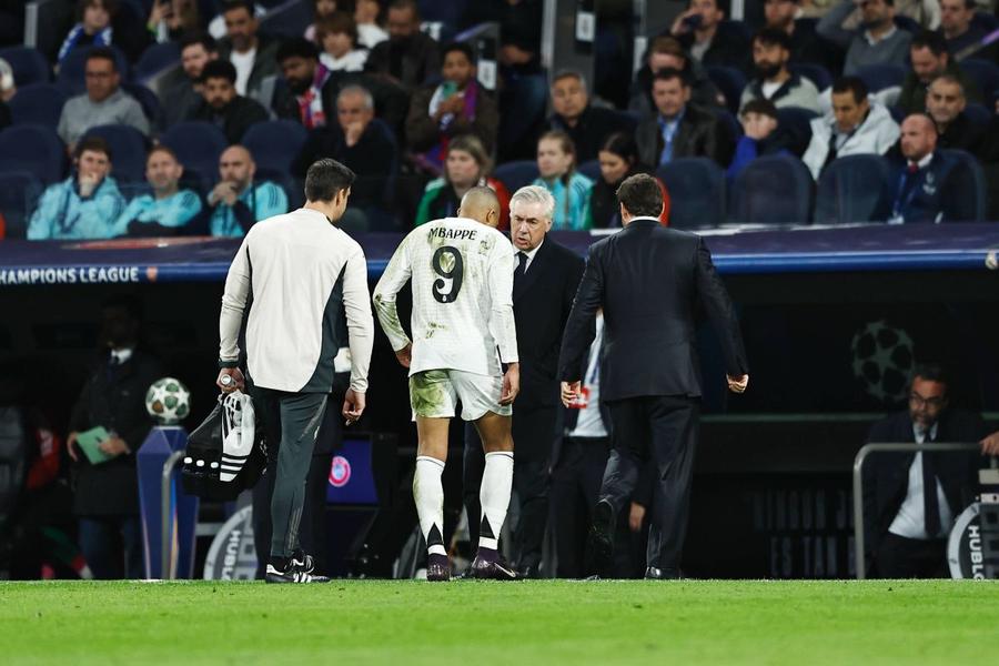 Kylian Mbappe a părăsit terenul accidentat, iar returul cu Arsenal ar putea fi ultimul la Real Madrid cu Carlo Ancelotti în Liga Campionilor / Foto: Imago Mari emoții pentru Carlo Ancelotti » Ce titular al lui Real Madrid este în pericol să rateze finala cu Barcelona!