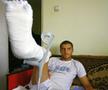 În vara lui 2008, la câteva zile după accidentare, o echipă a Gazetei l-a vizitat pe Monel Cârstoiu la Pitești. Înconjurat de familie, fotbalistul avea piciorul imobilizat, iar durerile nu-i dădeau pace / Sursă foto: Arhivă GSP