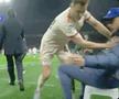 Stanisic, împingându-l pe copilul de mingi