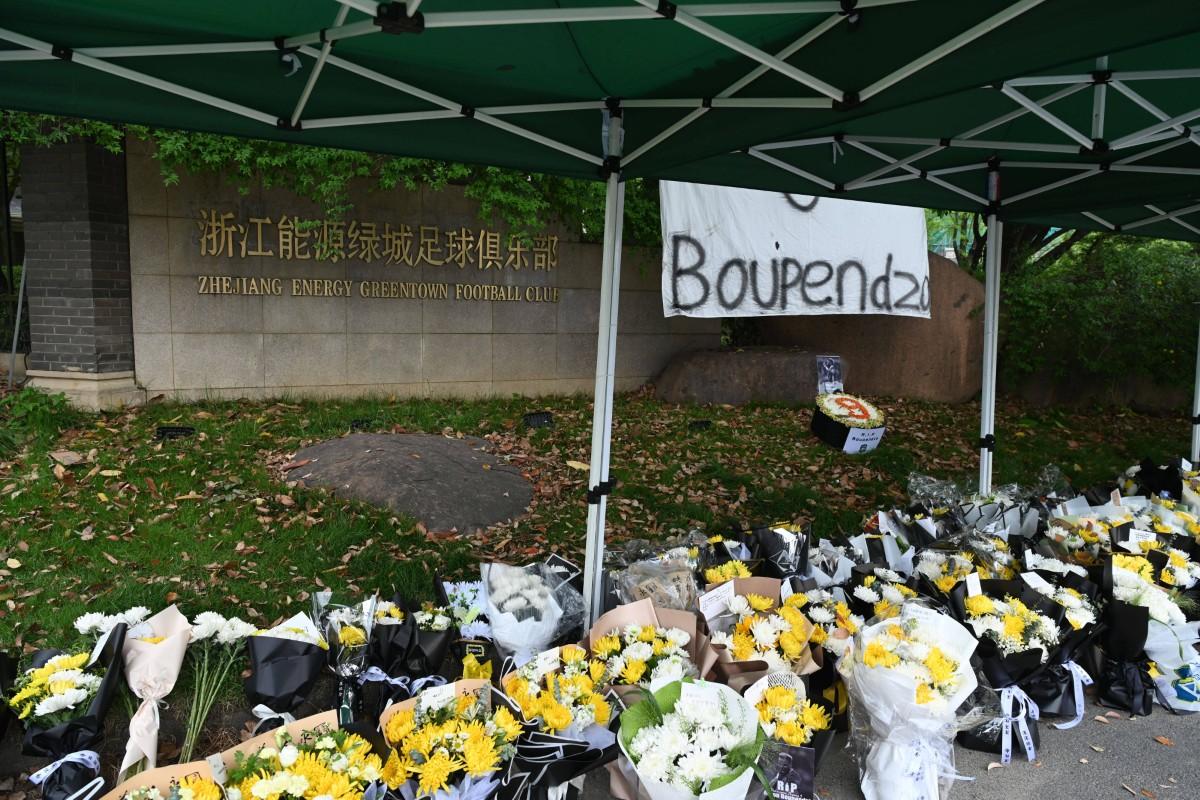 Omagiu adus post-mortem lui Aaron Boupendza în Zhejiang, China // foto: Imago Images