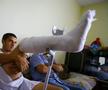 În vara lui 2008, la câteva zile după accidentare, o echipă a Gazetei l-a vizitat pe Monel Cârstoiu la Pitești. Înconjurat de familie, fotbalistul avea piciorul imobilizat, iar durerile nu-i dădeau pace / Sursă foto: Arhivă GSP