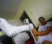 În vara lui 2008, la câteva zile după accidentare, o echipă a Gazetei l-a vizitat pe Monel Cârstoiu la Pitești. Înconjurat de familie, fotbalistul avea piciorul imobilizat, iar durerile nu-i dădeau pace / Sursă foto: Arhivă GSP