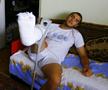 În vara lui 2008, la câteva zile după accidentare, o echipă a Gazetei l-a vizitat pe Monel Cârstoiu la Pitești. Înconjurat de familie, fotbalistul avea piciorul imobilizat, iar durerile nu-i dădeau pace / Sursă foto: Arhivă GSP