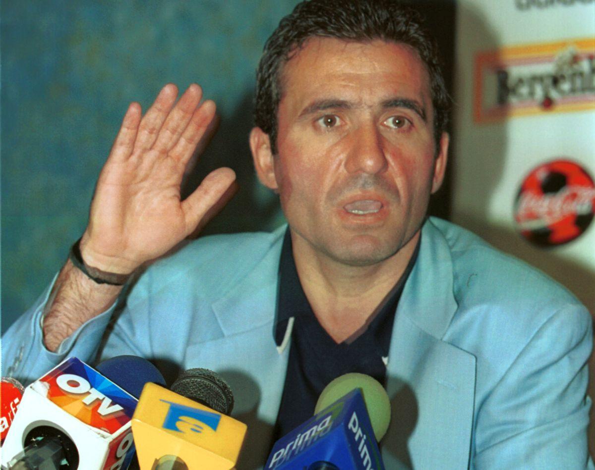 Conferința cu cântec a lui Gică Hagi din 2001, după dezastrul cu Slovenia + paginile Gazetei Sporturilor