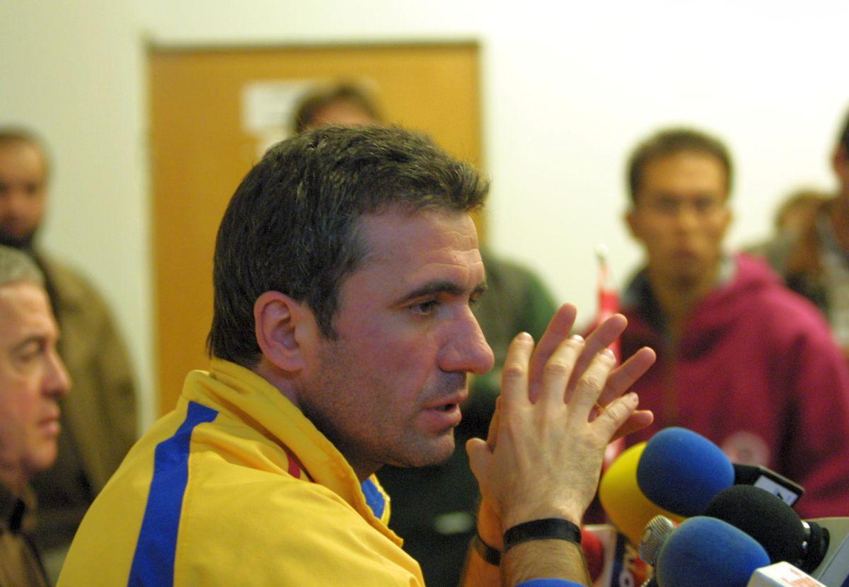 Conferința cu cântec a lui Gică Hagi din 2001, după dezastrul cu Slovenia + paginile Gazetei Sporturilor
