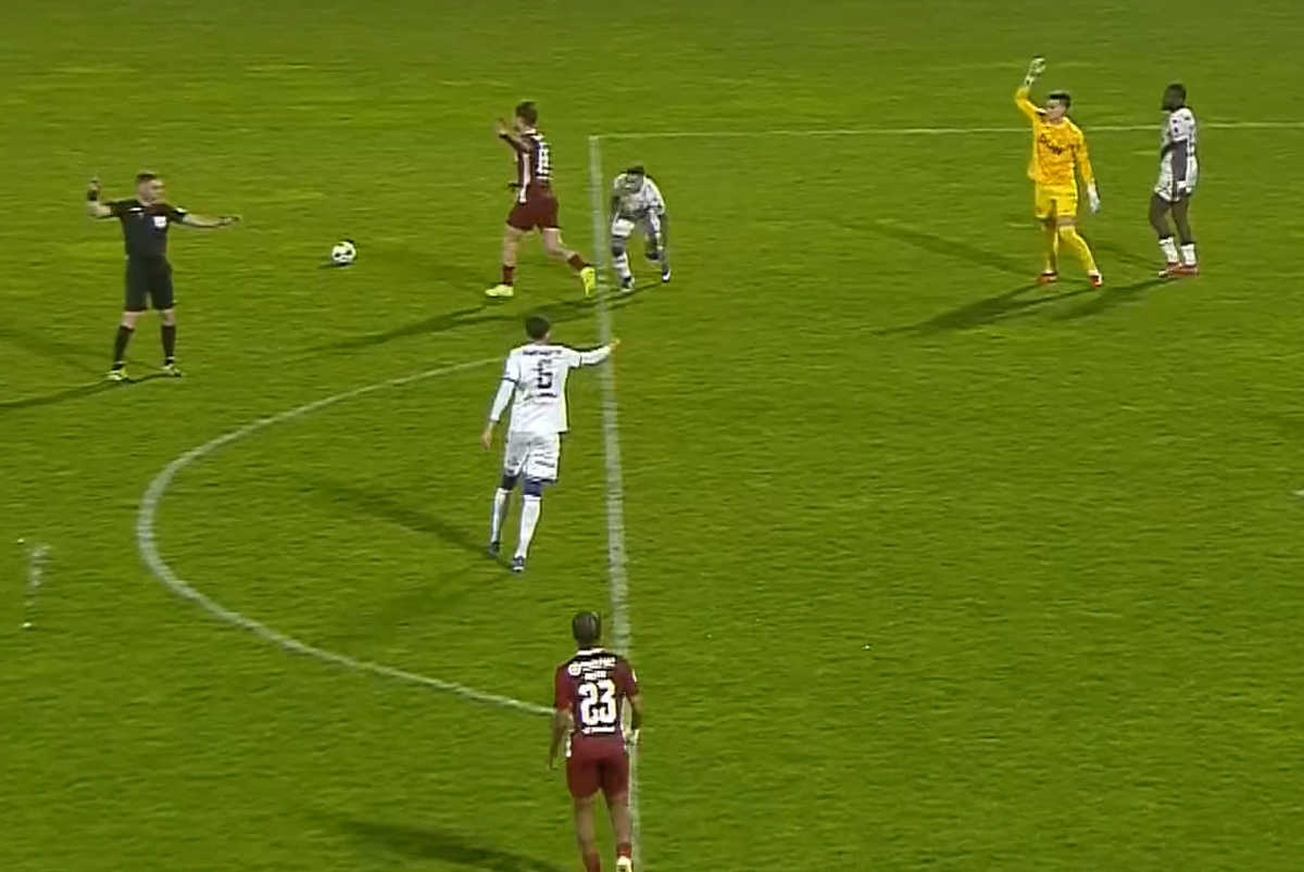 Fază ciudată la FC Argeș - CFR Cluj, cu Istvan Kovacs în prim-plan: „De ce mai dai cartonaș galben?”