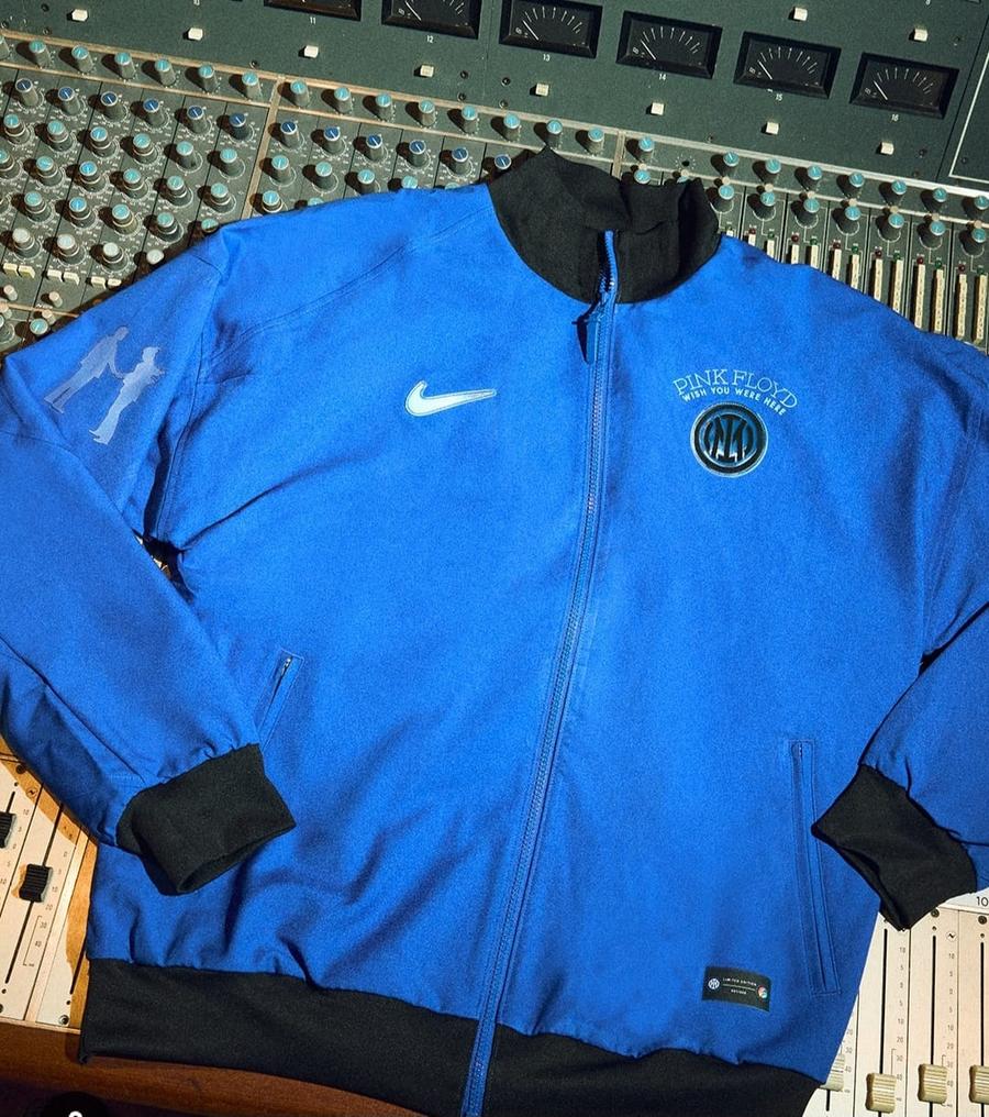Jachetele cu care vor apărea diseară la meci jucătorii lui Cristi Chivu Colaborare istorică pentru clubul lui Cristi Chivu: Inter Milano x Pink Floyd!