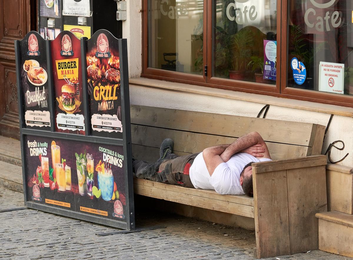 Cine a „scăpat” pe net celebra poză în care Ludovic Orban și membrii guvernului se relaxează la Palatul Victoria