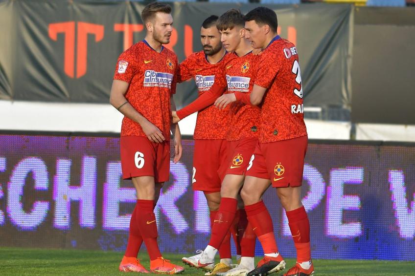 Risto Radunovic, FCSB (primul din dreapta) // foto: Imago